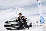 Ole Feddersen vor dem Golf GTI Cabrio (©Foto: BrauerPhotos für Volkswagen )